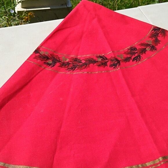 Christmas round Table Cloth w/white fringe Pine Cones and Poinsettias - Picture 9 of 10